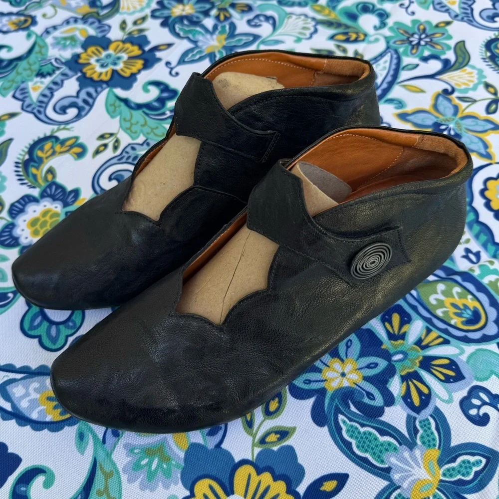 Think! Black Leather Women's Shoes Size 40/9